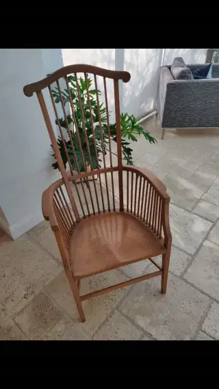 Beech chair, after & before pics.

#neilcollumbell #woodrestoration #frenchpolishingburtonupontrent #woodrestorationderby